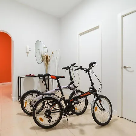아파트 2 Mins From - Workstations - Parking - Bikes