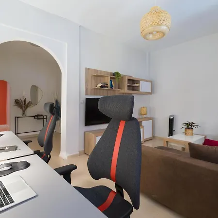 2 Mins From - Workstations - Parking - Bikes 아파트 *
